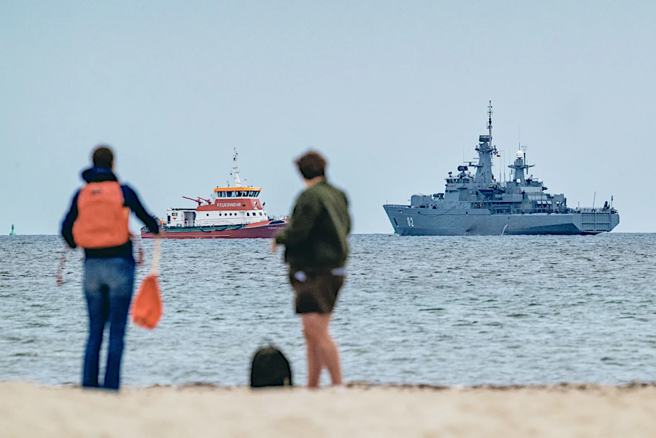 Ausfahrt zu einer NATO-Marineübung in der Ostsee vor Warnemünde.