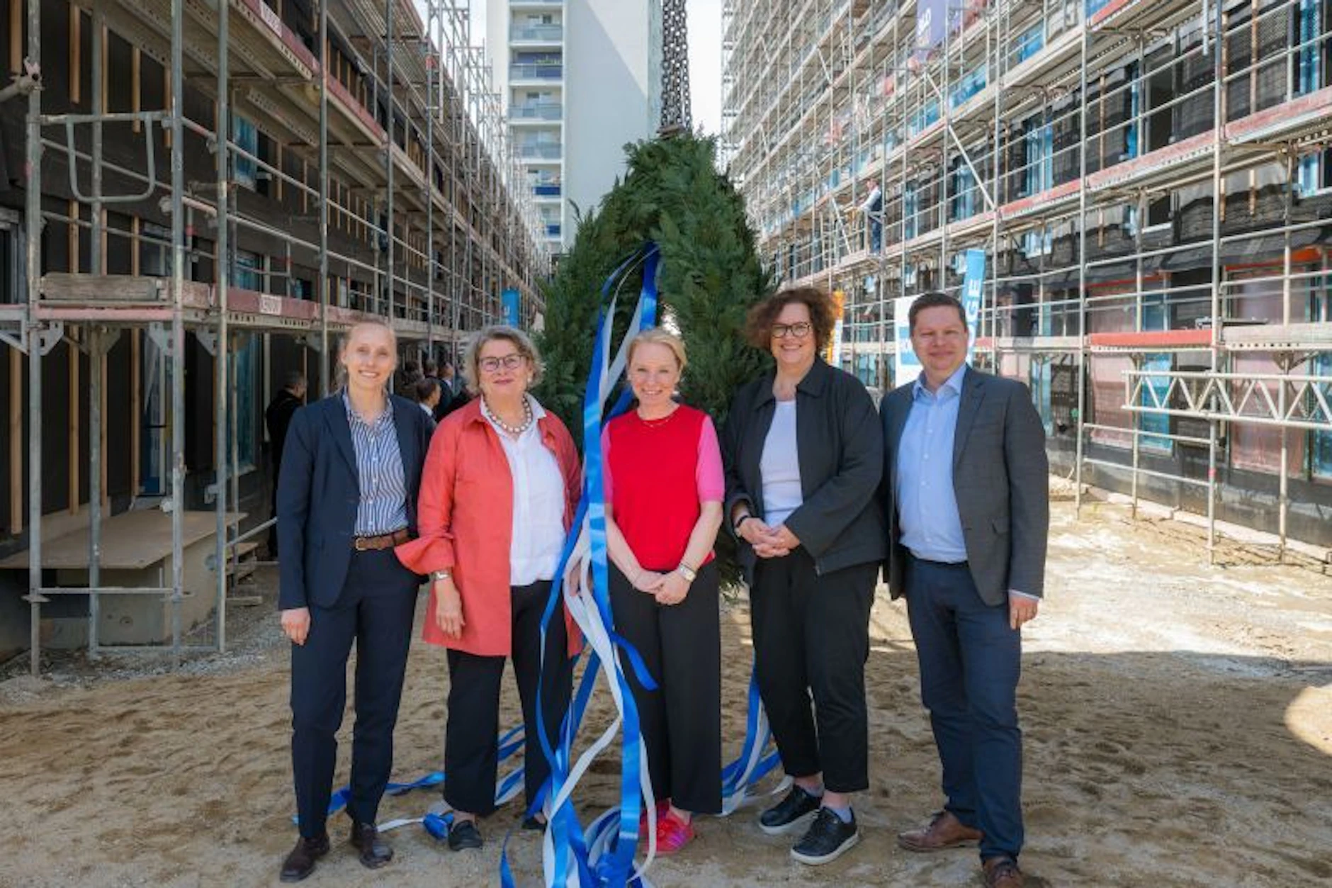 Vor wenigen Tagen wurde das Richtfest gefeiert. Mit Friederike Münn (v.l.n.r., GF B&O Bau), Senatsbaudirektorin Petra Kahlfeld, Inga Stein-Barthelmes (Howoge), Bezirksstadträtin Camilla Schuler und Bezirksbürgermeister Martin Schaefer.