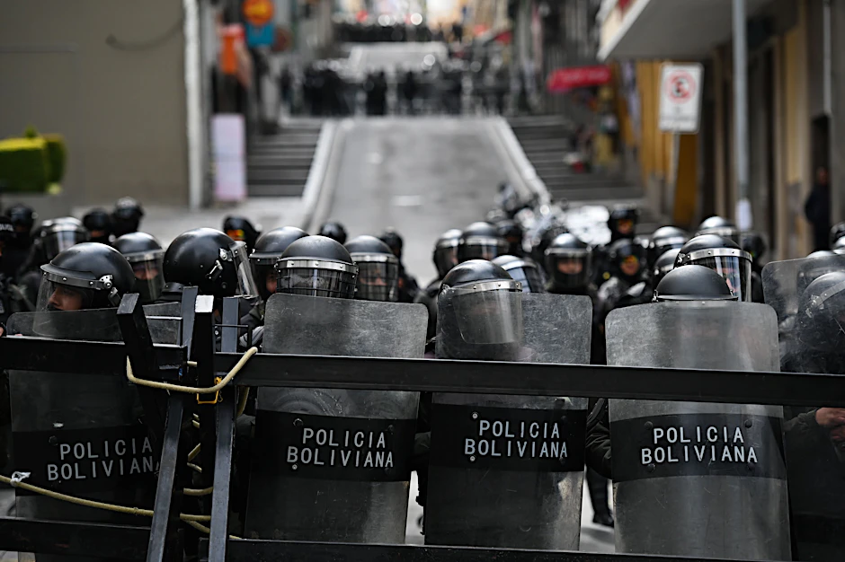 Polizisten sichern den Zugang zur Plaza Murillo in La Paz, während Demonstranten den Rücktritt von Präsident Rodrigo Paz fordern.