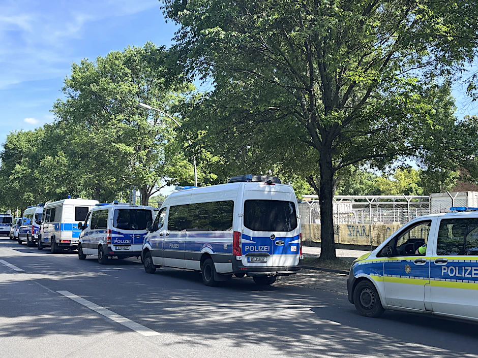 Einsatzkräfte am Columbiadamm beim Tempelhofer Feld