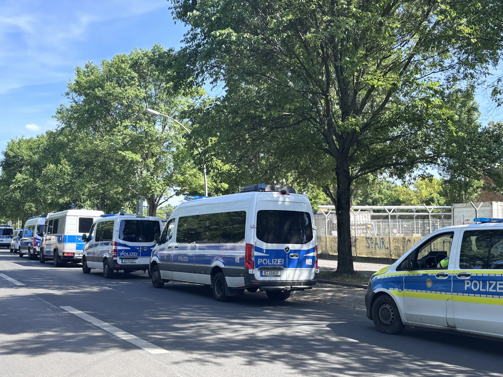 Polizeieinsatz Tempelhofer Feld: Verdächtiger Mann nahe Flüchtlingsunterkunft