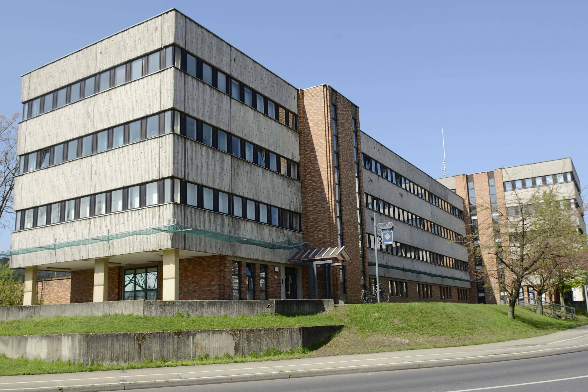 Das Polizeigebäude in der&nbsp; Pablo-Picasso Strasse 2. Der Abschnitt 31 soll mit dem Abschitt 34 zusammen gelegt werden.