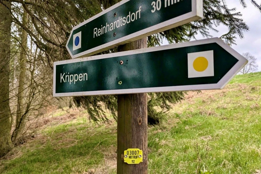Die gelben Notfallpunkte am Wegweiser helfen Rettern bei der Orientierung