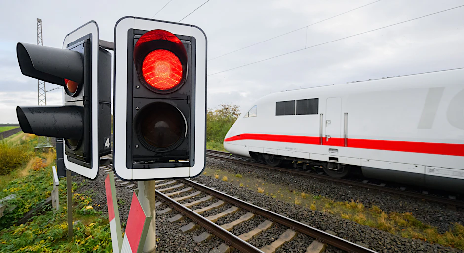 In der Nähe von Stendal hat am Dienstagabend ein ICE auf freier Strecke gehalten.