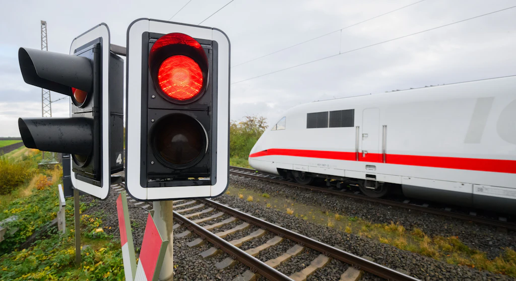 Sachsen-Anhalt: ICE-Lokführer muss aussteigen und Bahnübergang von Hand sichern