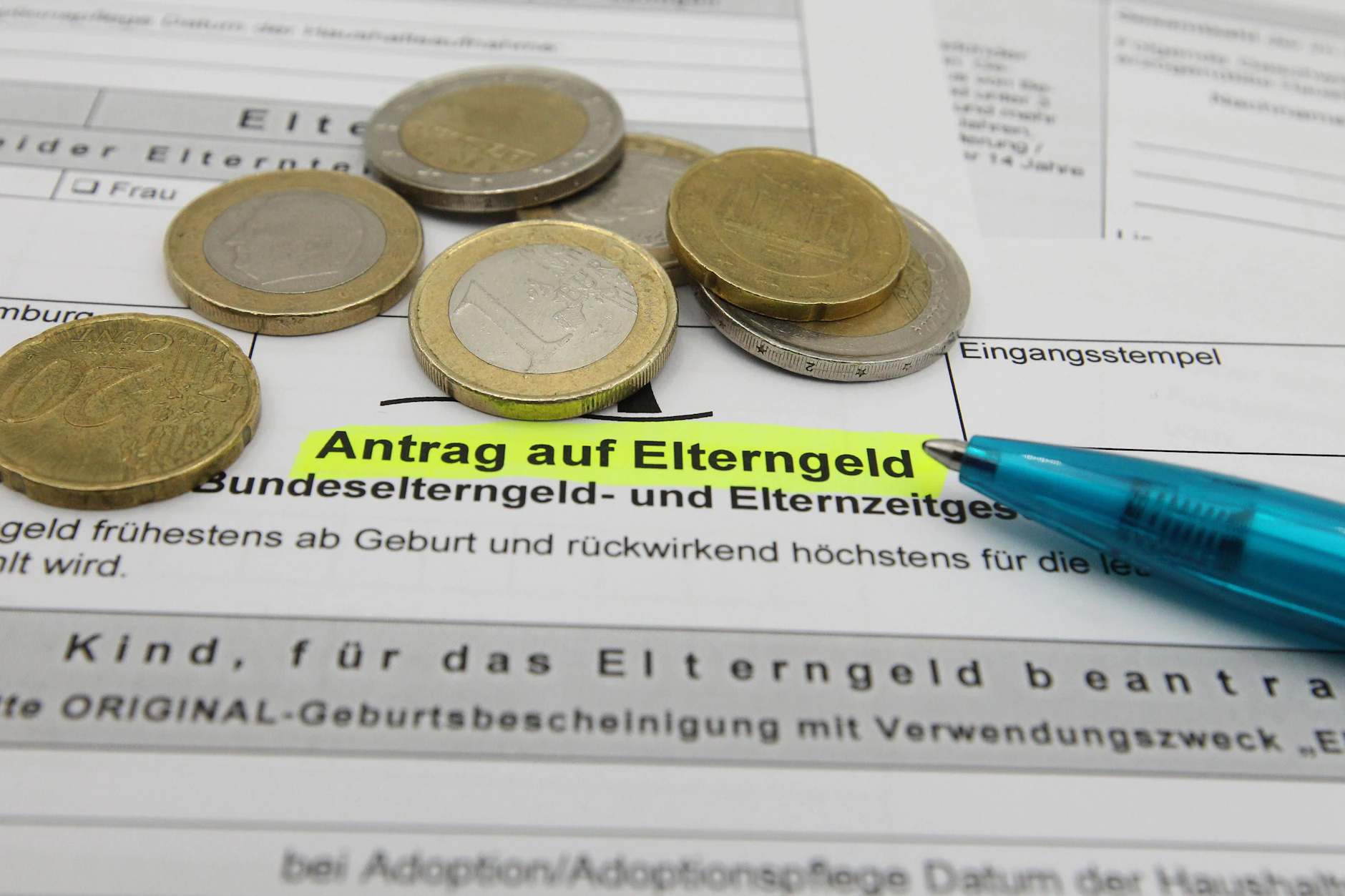 Im Bezirksamt Berlin-Mitte soll sich zukünftig die Regelung um die Geburtsurkunde des Kindes zu Gunsten der Eltern ändern.