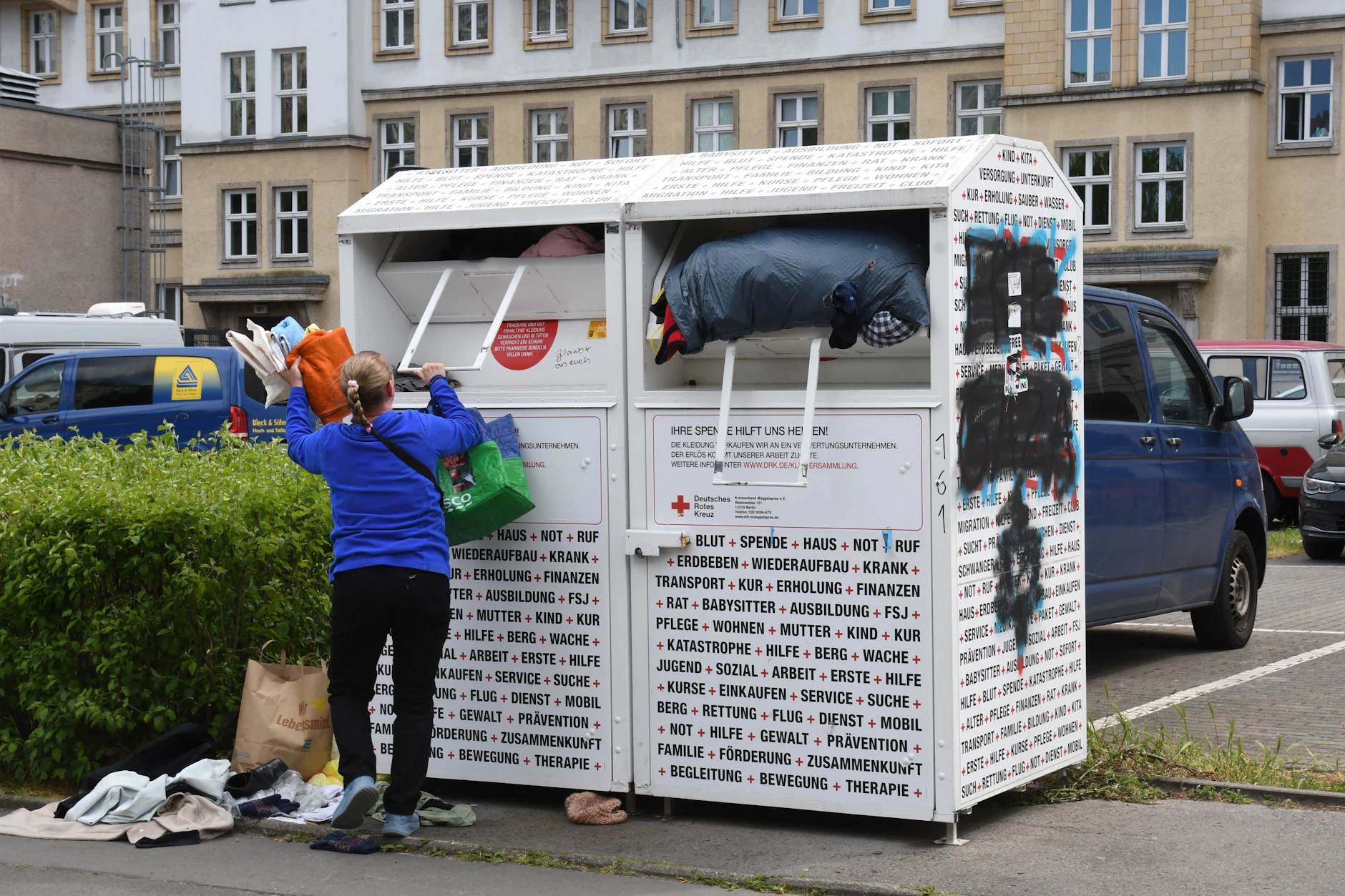 Das DRK bittet inständig, keine Spenden vor den Containern abzulegen.