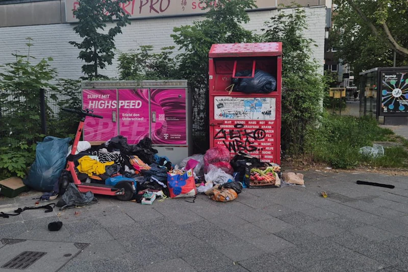 Warum Altkleidercontainer in Berlin ständig überfüllt sind