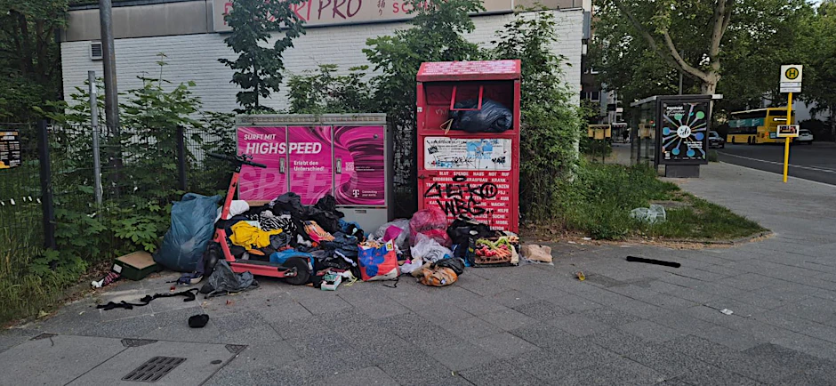 So sieht ein Altkleider-Container des DRK auf dem Steglitzer Damm aktuell aus.