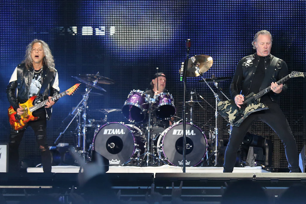 Kirk Hammett (L), Lars Ulrich (M) und James Hetfield von Metallica rocken am Samstag das Olympiastadion.