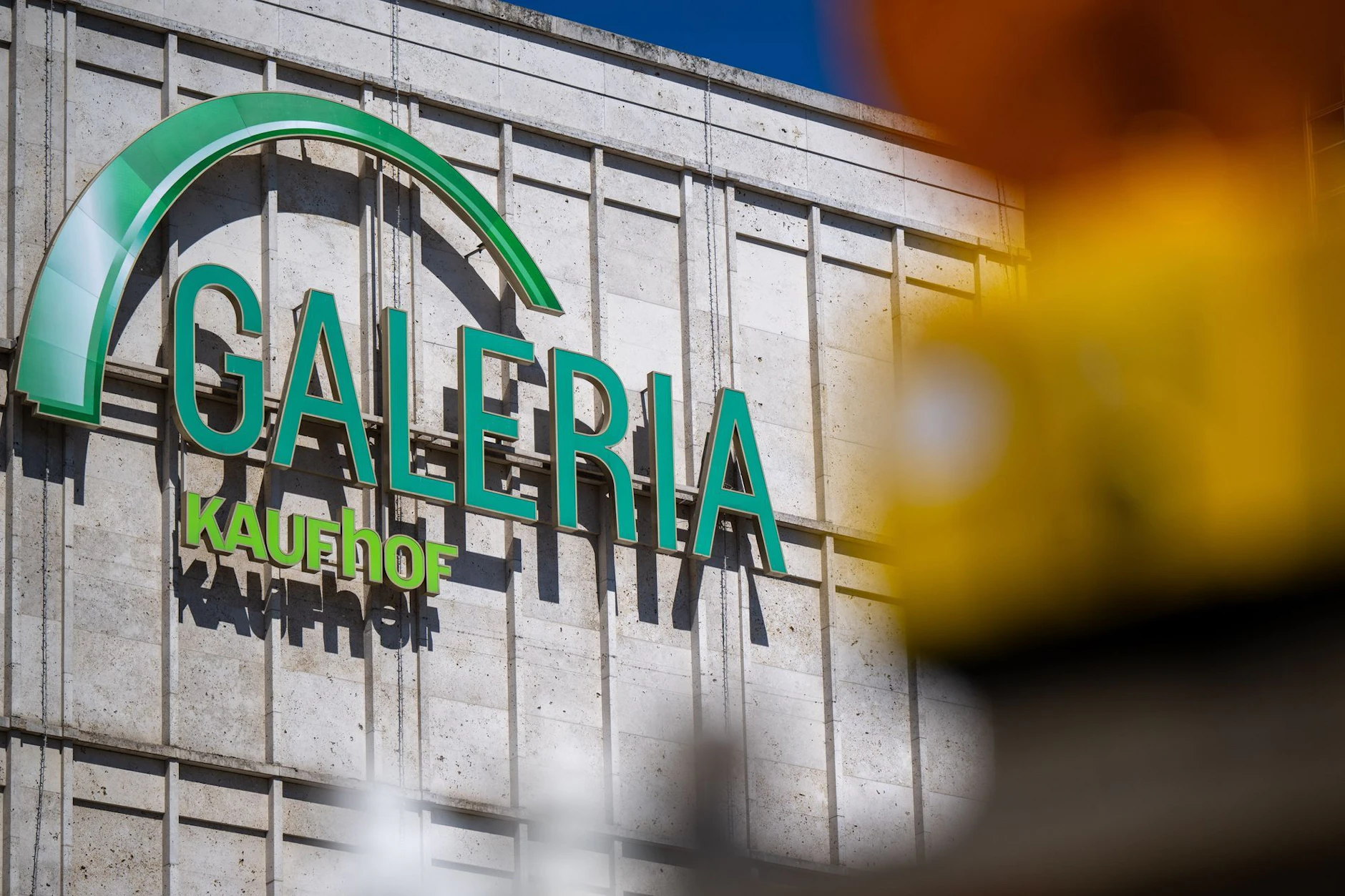 Galeria Kaufhof beschäftigt rund 12.000 Menschen und betreibt aktuell 83 Warenhäuser.