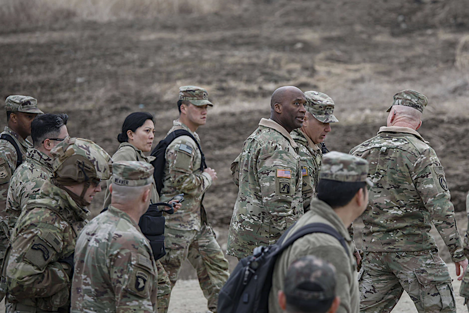 Der Kommandeur der US-Streitkräfte Xavier Brunson (mitte) bei dem Besuch einer gemeinsamen Militärübung von Südkorea und den USA