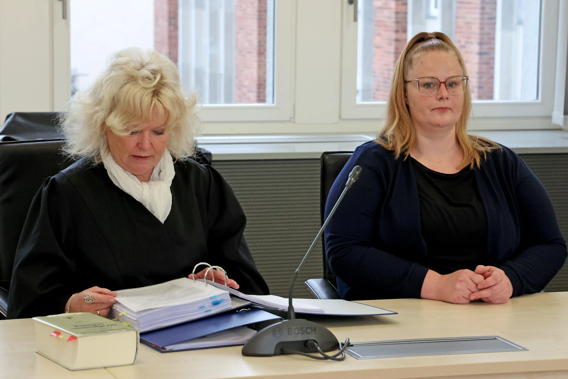 Christine Habetha (links) vertritt Dorina L., die Mutter des getöteten Fabian. Sie tritt als Nebenklägerin in dem Mordprozess auf.