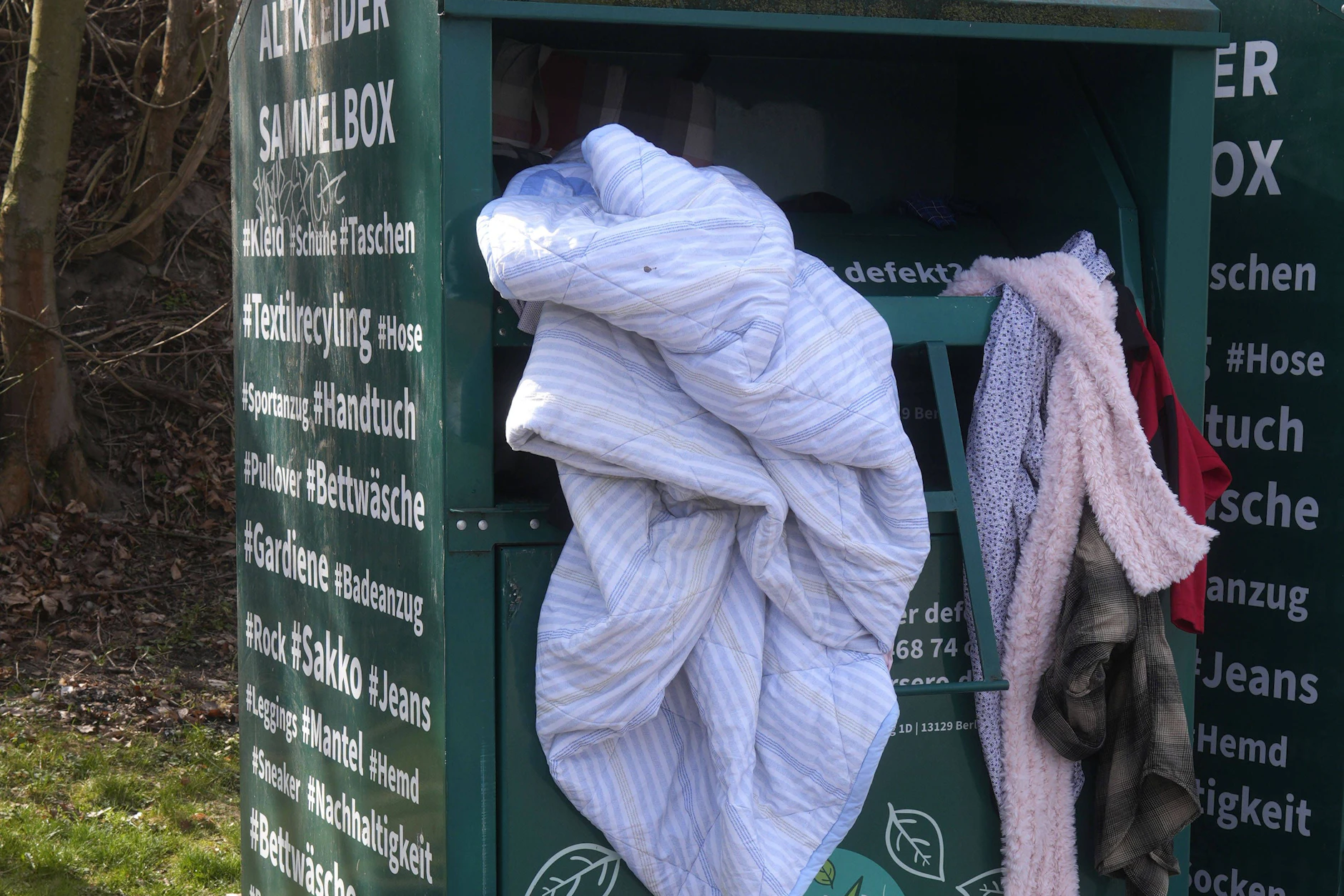 Die Berliner kaufen zu viele billige Klamotten und schmeißen dadurch auch zu viel weg.