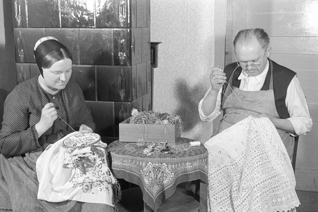 Anna und Johann Jatzwauk beim Sticken