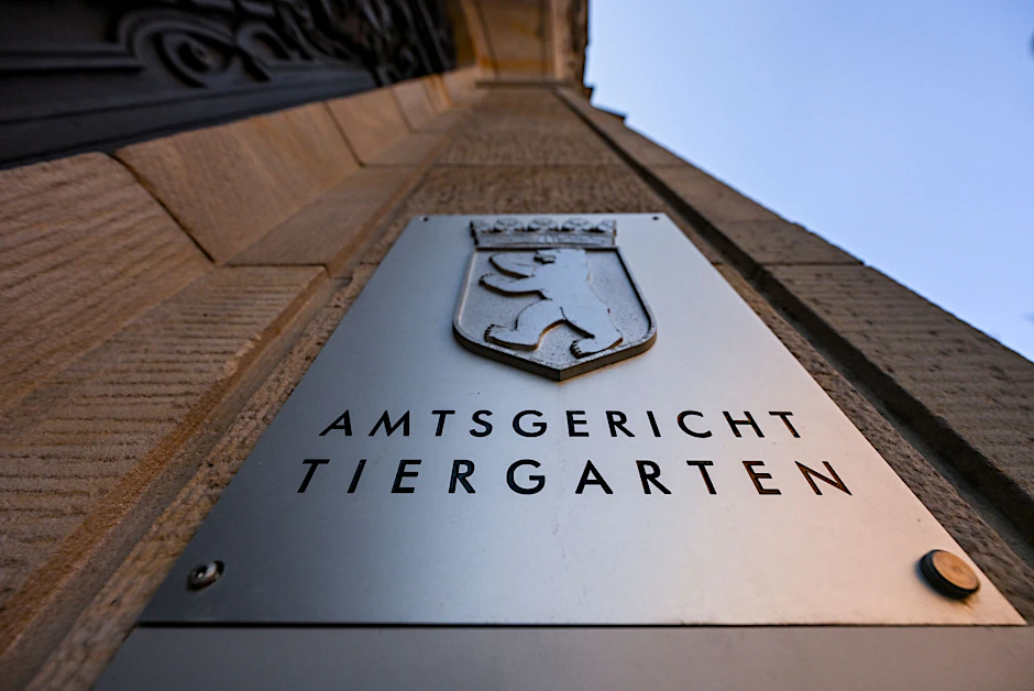 Das Amtsgericht Tiergarten verurteilte zwei Männer wegen der Manipulation von Meldedaten zu hohen Geldstrafen.