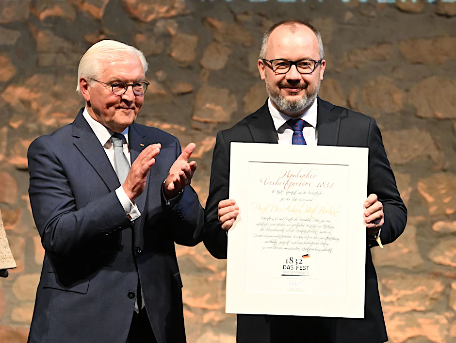Bundespräsident Frank-Walter Steinmeier und der frühere polnische Justizminister Adam Bodnar (r.) bei der Verleihung des diesjährigen Hambacher Freiheitspreises 1832.