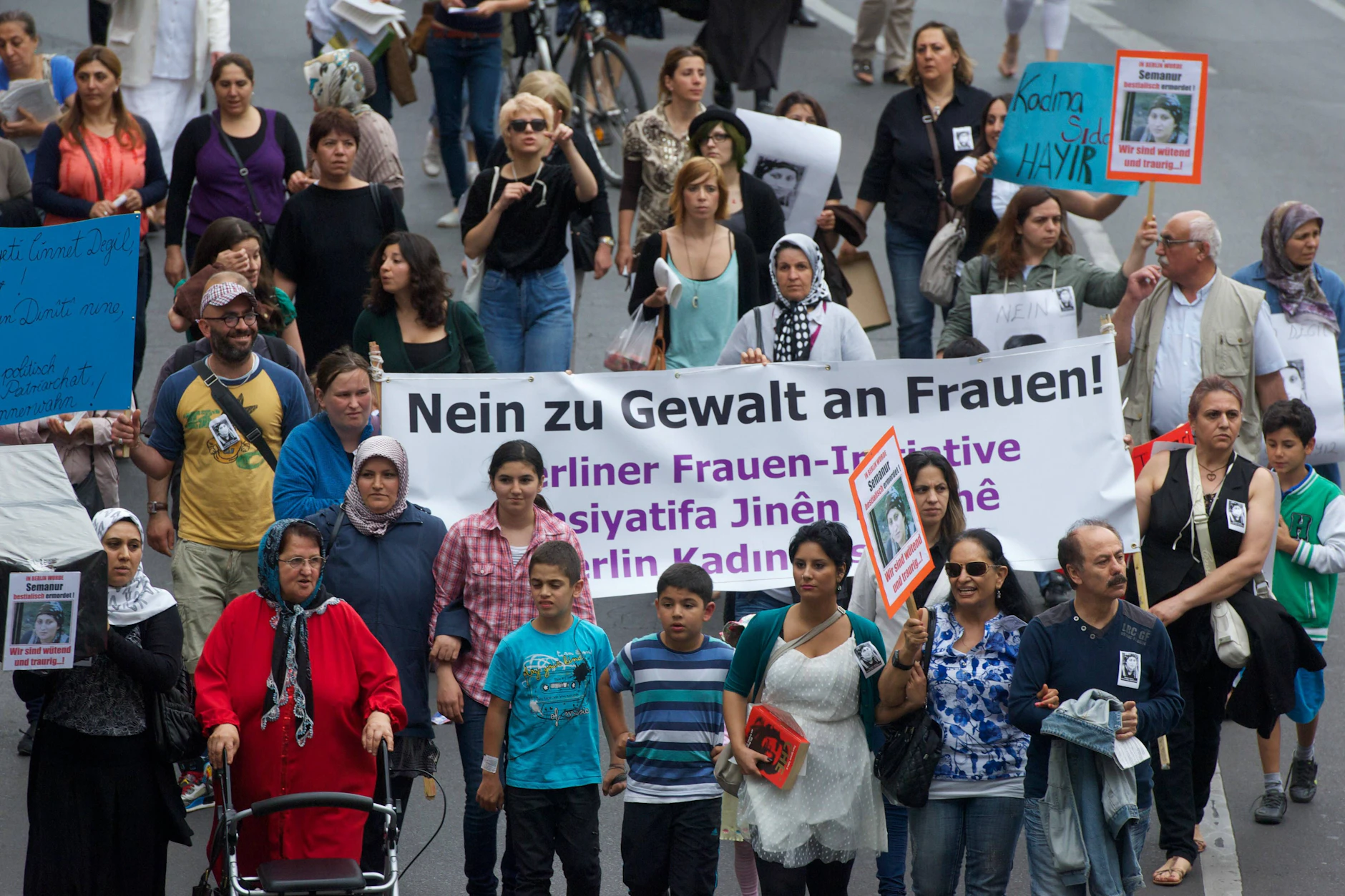Anlässlich der Ermordung von Semanur S. gingen in Berlin mehrere Hundert Frauen auf die Straße, um ein Ende der Gewalt gegen Frauen zu fordern.