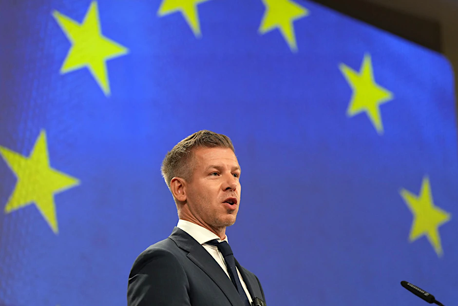 Ungarns Ministerpräsident Péter Magyar spricht am Sitz der EU zu den Medien.