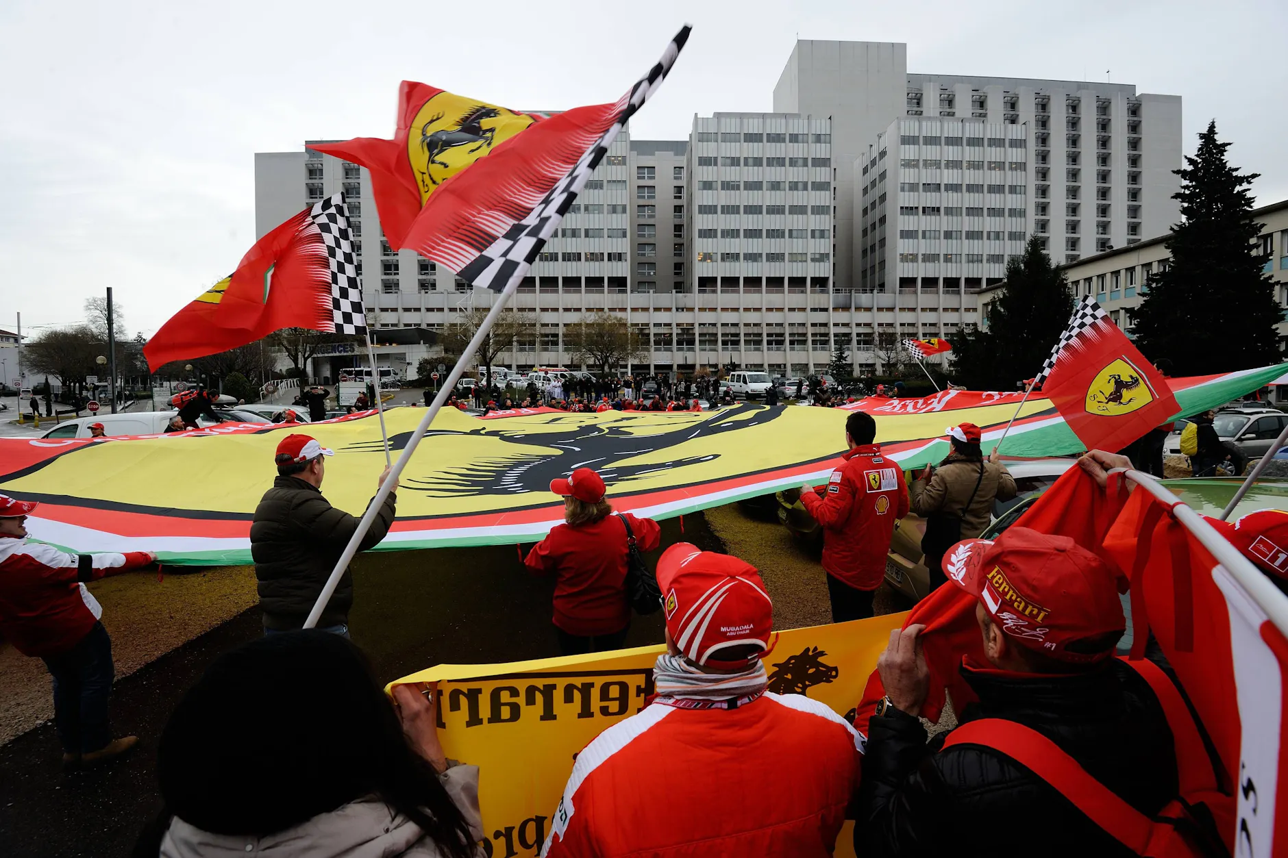 Vor dem Krankenhaus in Grenoble sammeln sich tausende Fans, um an Michael Schumacher zu denken.