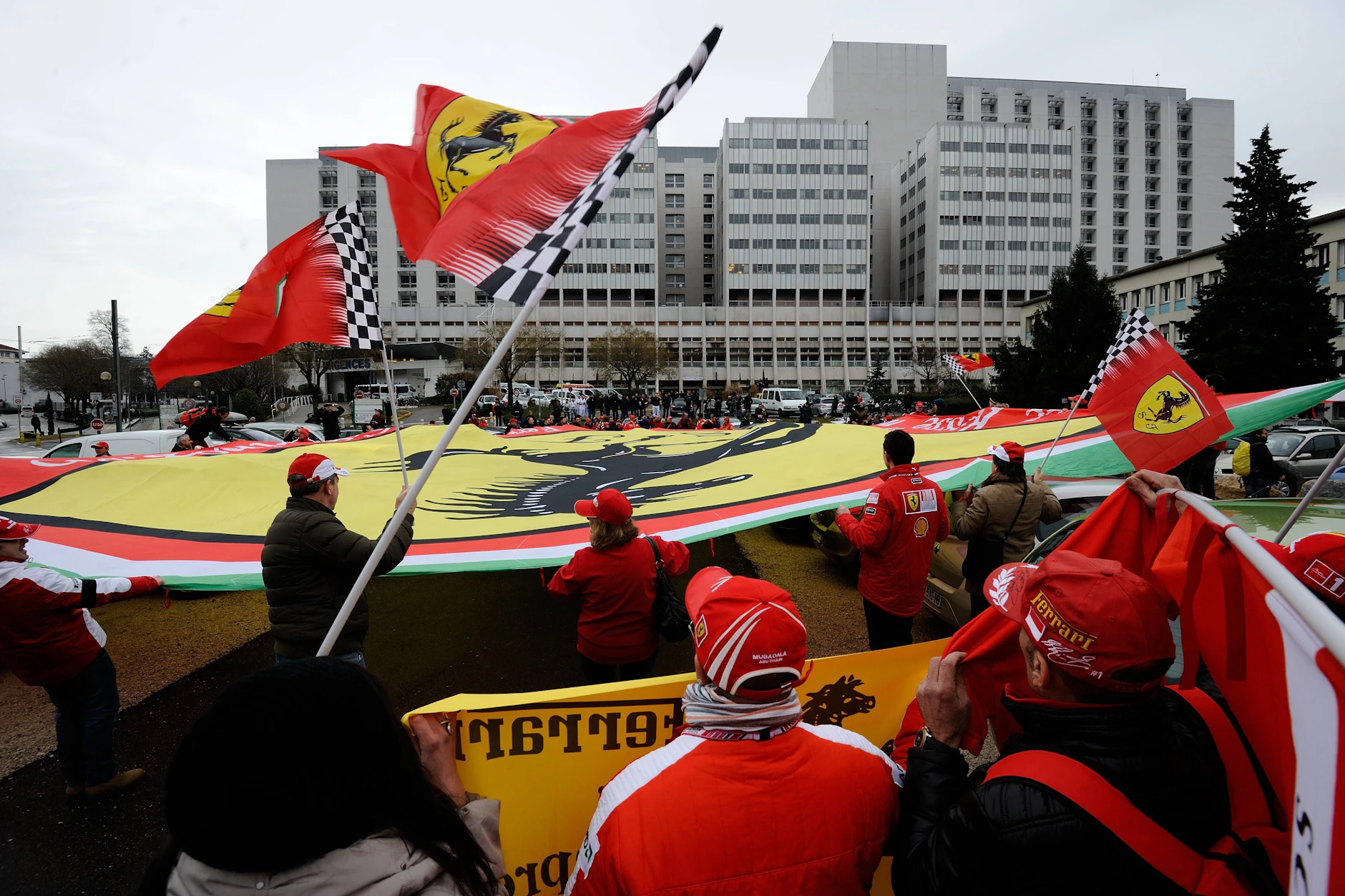 Vor dem Krankenhaus in Grenoble sammeln sich tausende Fans, um an Michael Schumacher zu denken.