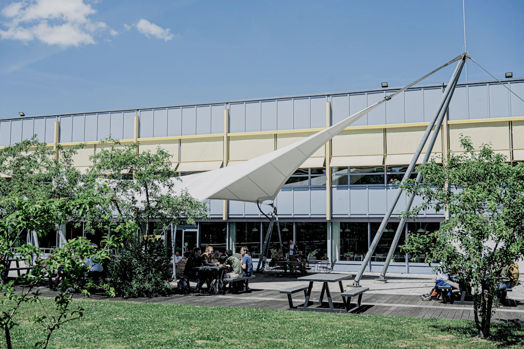 Der Vorplatz der TU Bergakademie Freiberg ist im Sommer ein beliebter Treffpunkt.