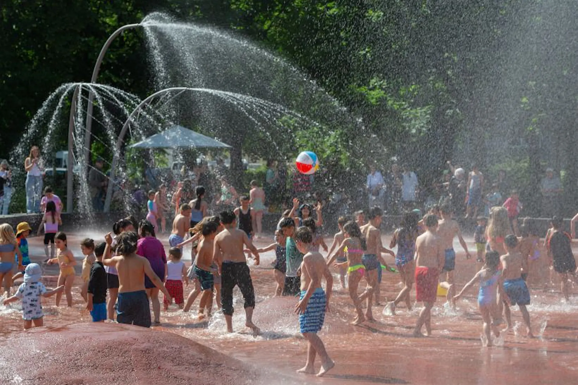 Zwei Kinder verletzt: Unbekannte verteilen Metallteile auf Wasser-Spielplatz