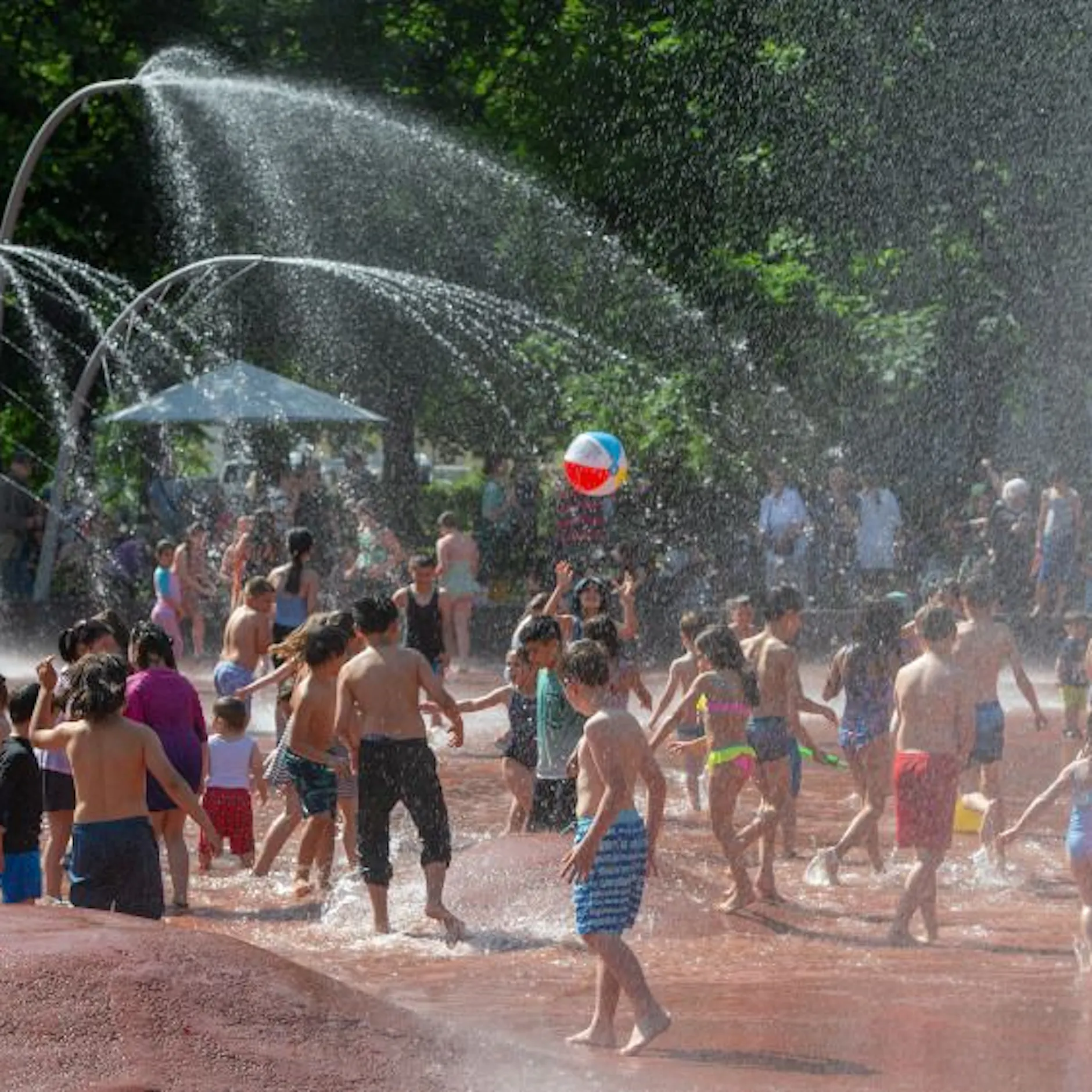 Zwei Kinder verletzt: Unbekannte verteilen Metallteile auf Wasser-Spielplatz
