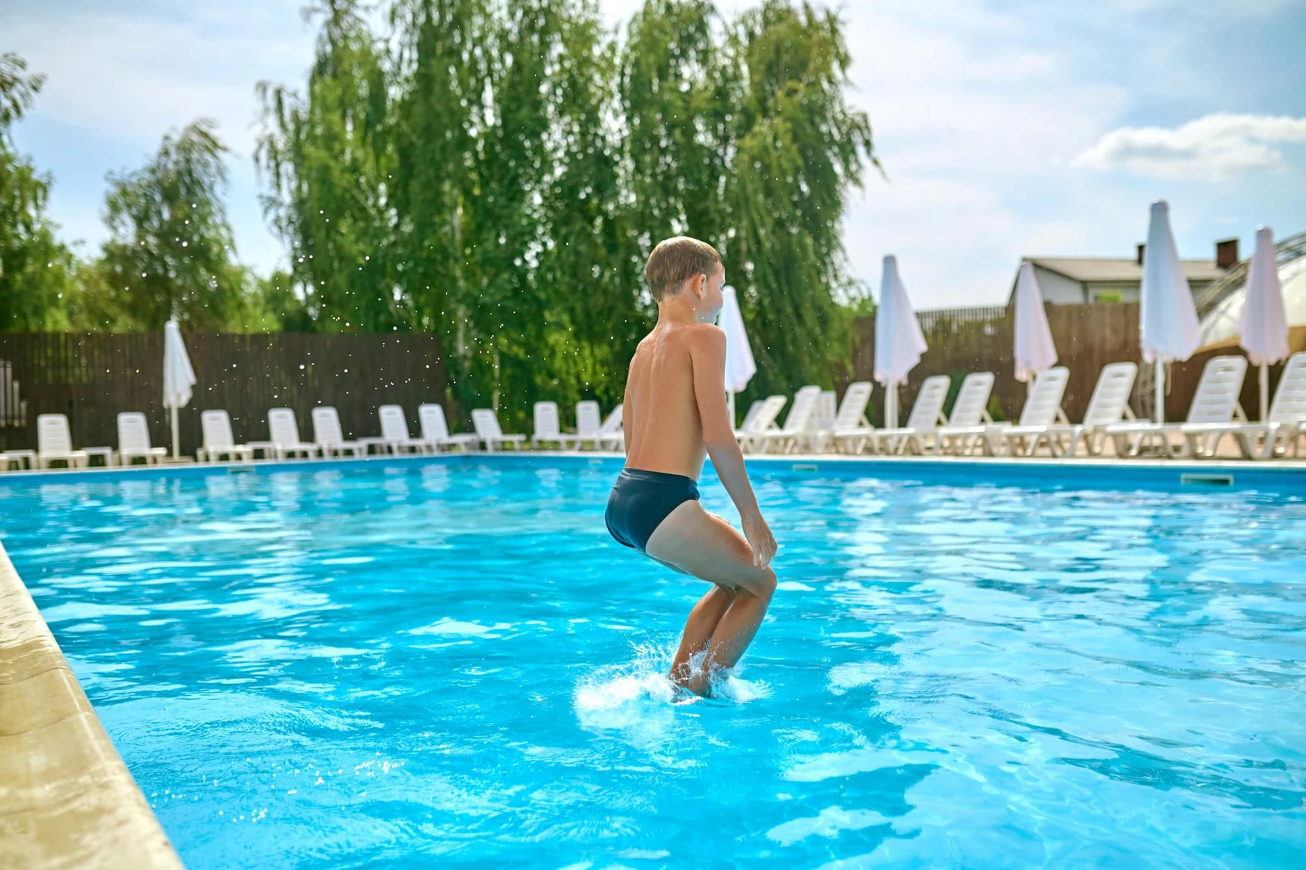Nur Schweizer dürfen zum Normalpreis in das Freibad. (Symbolbild)