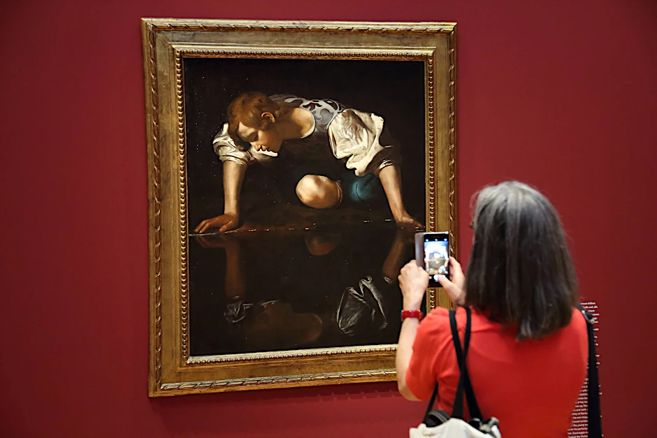 Das Gemälde „Narziss“ von Michelangelo Merisi da Caravaggio im Rahmen der Ausstellung „Wege des Barock“ im Museum Barberini in Potsdam