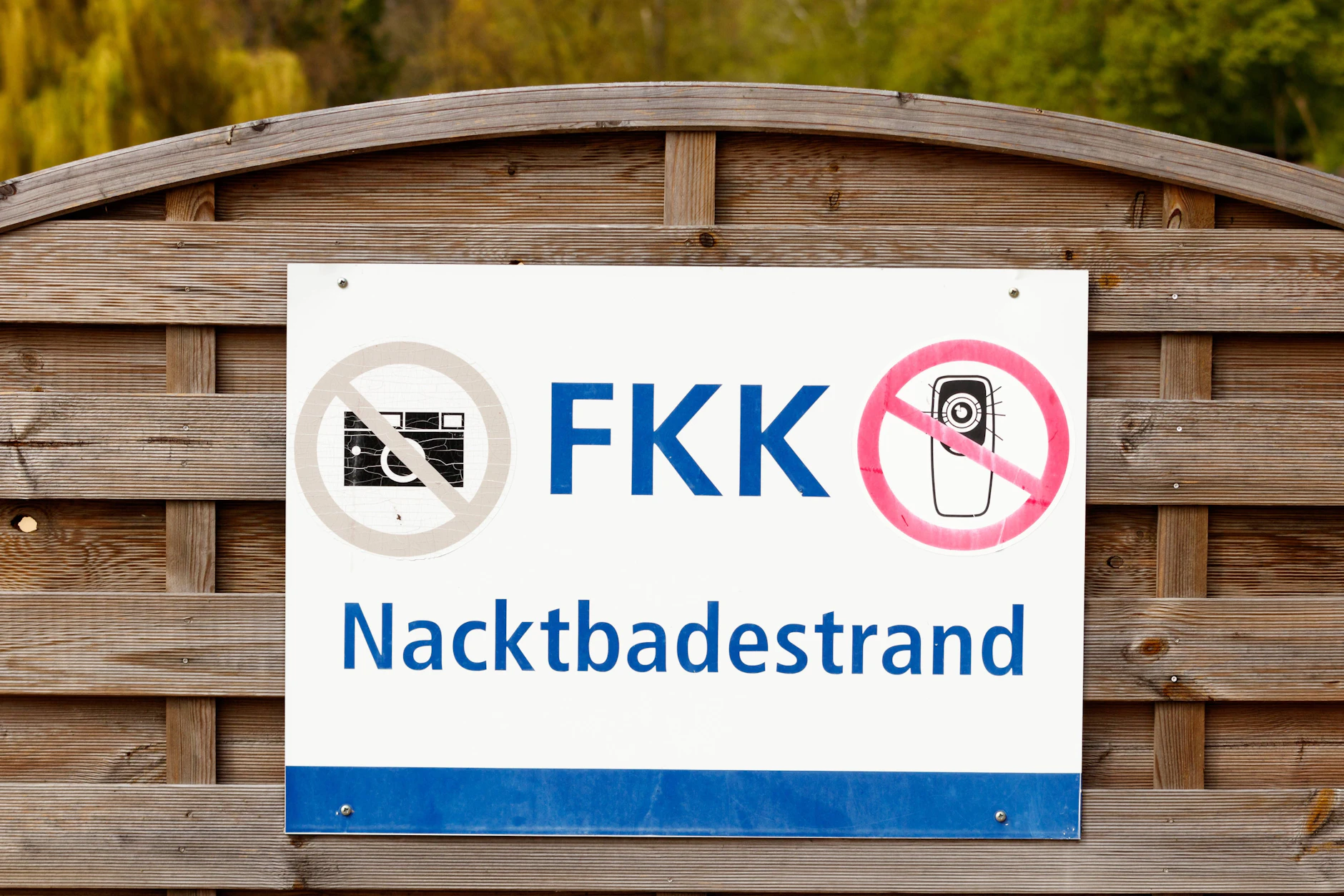 Viele Freibäder und Strände haben ausgewiesene FKK-Bereiche.