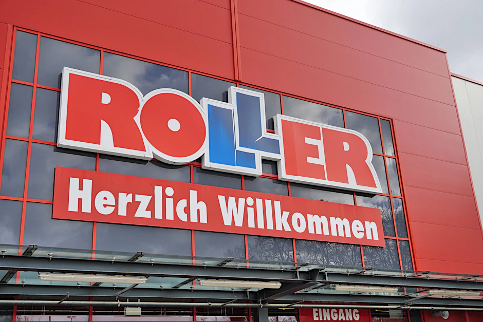 Die Front einer Roller-Filiale in Weimar-Süßenborn, Thüringen