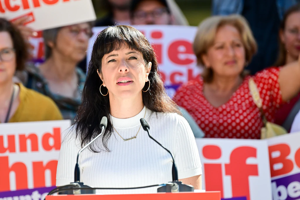 Elif Eralp, Spitzenkandidatin von Die Linke Berlin, spricht während des Wahlkampfauftaktes der Berliner Linken.