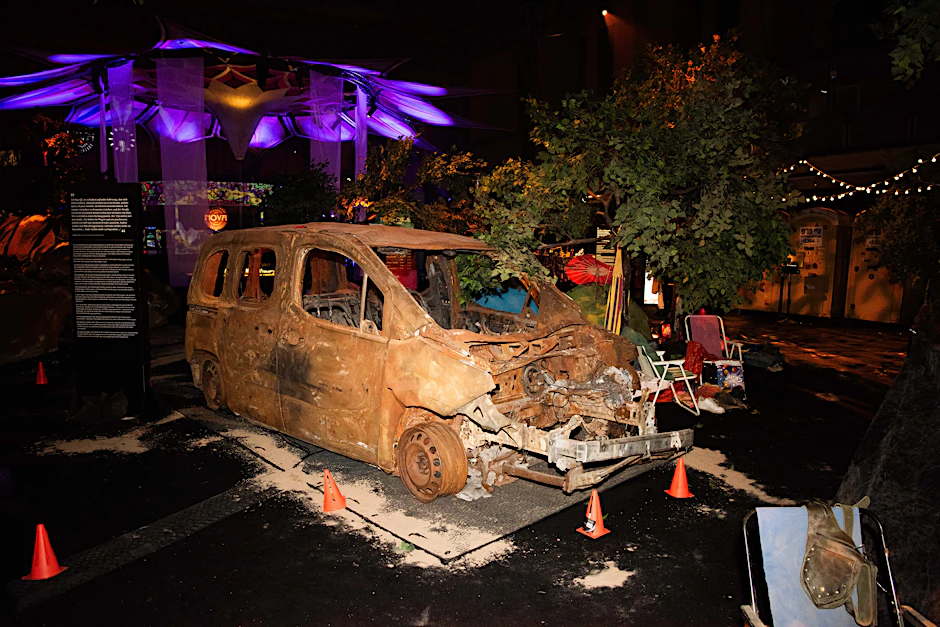 „The Nova Music Festival Exhibition“ – Die Ausstellung am Flughafen Tempelhof zum 2. Jahrestag des Hamas-Überfalls auf Israel.