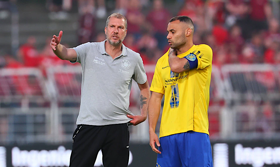 Analyse nach Abpfiff: Lok-Trainer Jochen Seitz (l.) und Stürmer Djamal Ziane