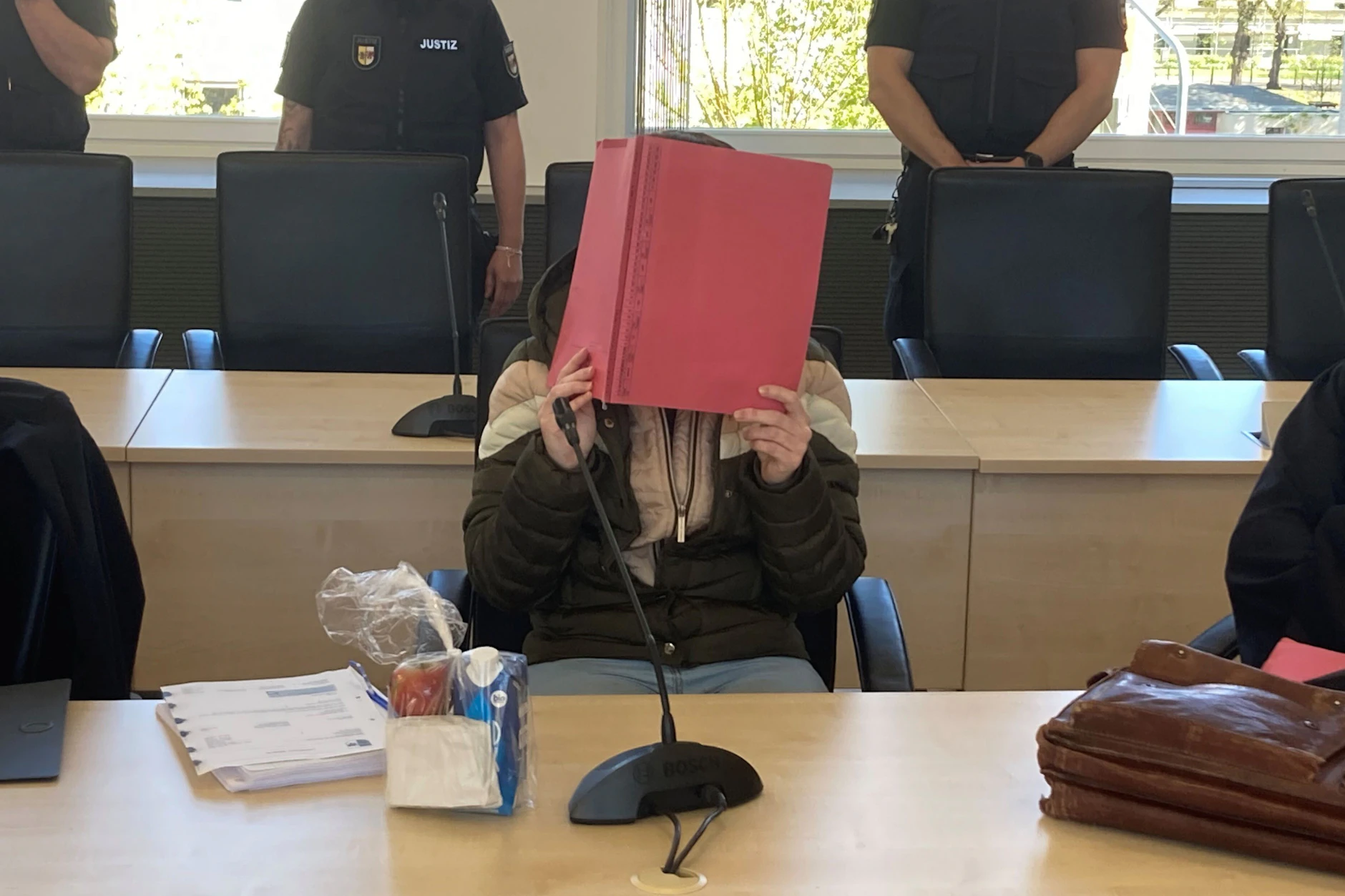 Die 30 Jahre alte Gina H. sitzt im Verhandlugnssaal des Landgericht Rostock. Sie soll laut Staatsanwaltschaft den kleinen Fabian aus Güstrow getötet haben.
