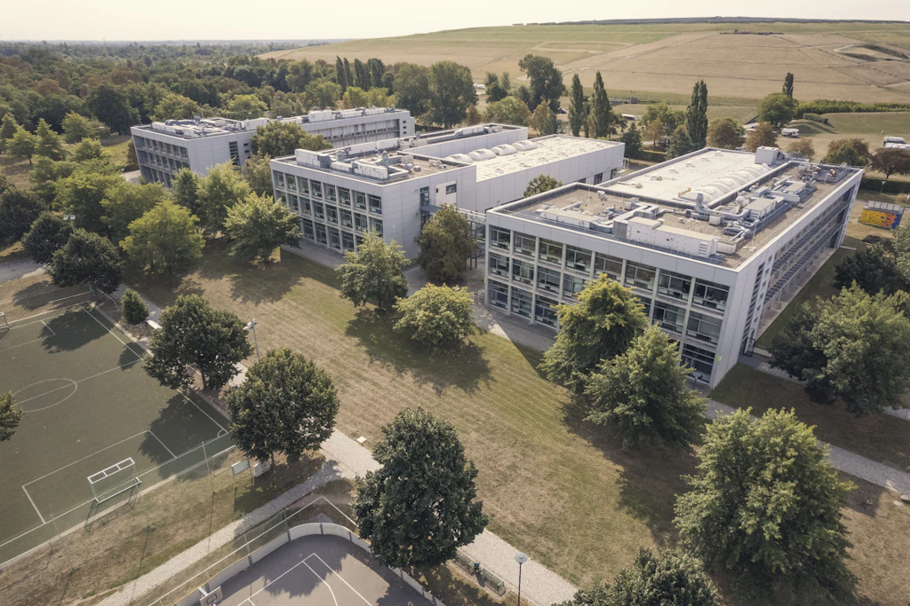 Die Hochschule Magdeburg-Stendal mit ihrem schönen grünen Campus.