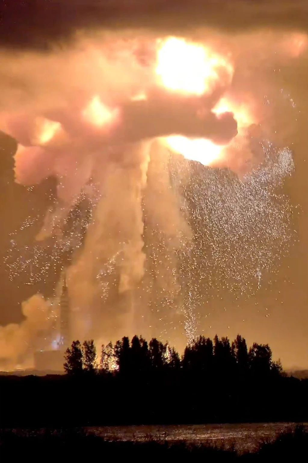 Eine Blue Origin New Glenn Rakete explodiert während eines Tests. 