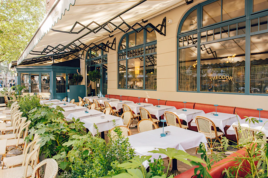 Tritt in die Fußstapfen des Mommsen-Ecks: die Théodor Brasserie am Hindemithplatz.
