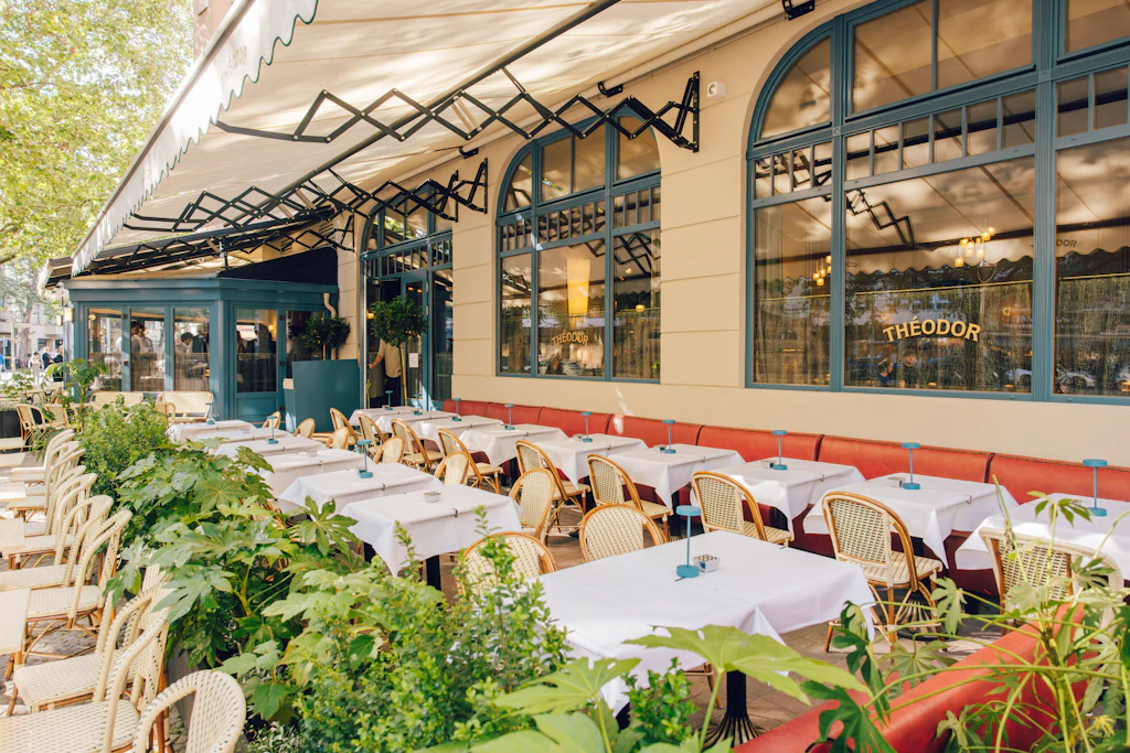 Tritt in die Fußstapfen des Mommsen-Ecks: die Théodor Brasserie am Hindemithplatz.