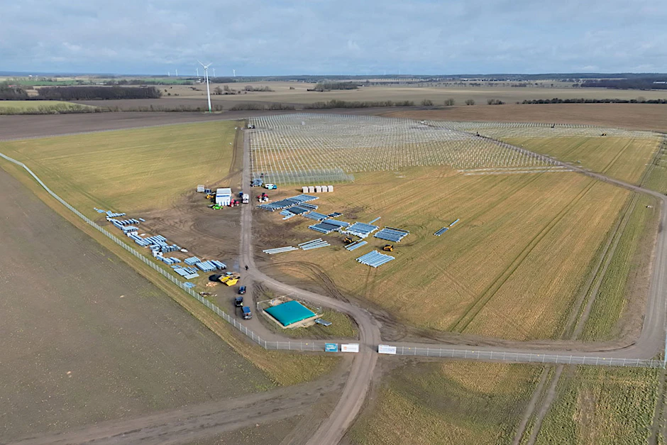 Ein Feld bei Steinhöfel in Brandenburg: Seit April sind die Bauarbeiten an einem der größten Agri-PV-Projekte Europas in vollem Gange.