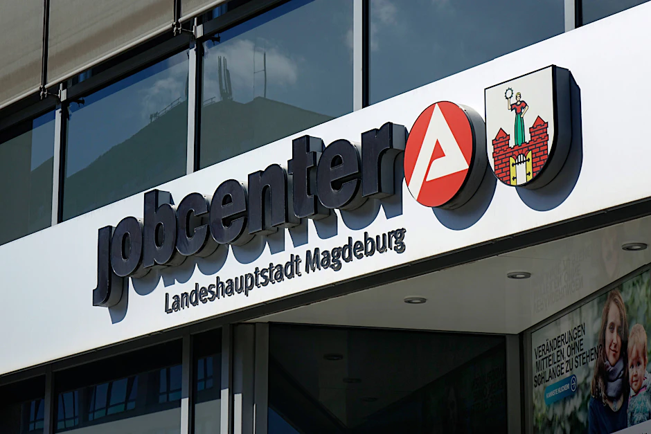 Insbesondere junge Menschen profitierten, doch die Lage am Arbeitsmarkt bleibt in Sachsen-Anhalt weiterhin angespannt.