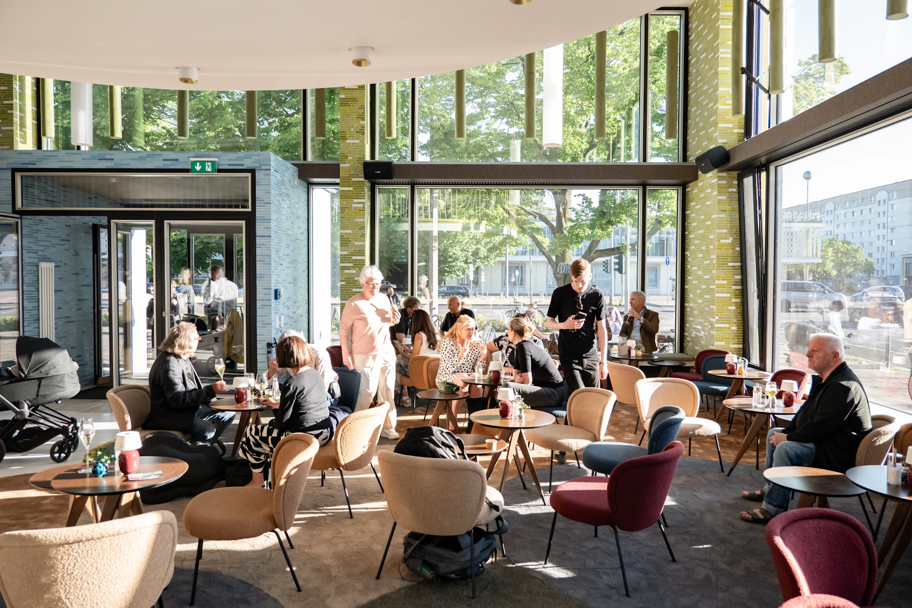 In der Mokka-Milch-Eisbar kann man jetzt wieder sitzen und KAffee schlürfen. Allerdings sieht es hier natürlich nicht mehr ganz so aus wie zu DDR-Zeiten.