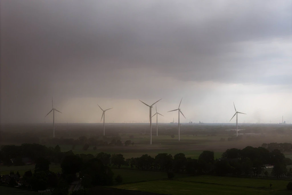 Starkregen und Sturm statt Sommer: Was die Wetterwarnungen für Ostdeutschland bedeuten