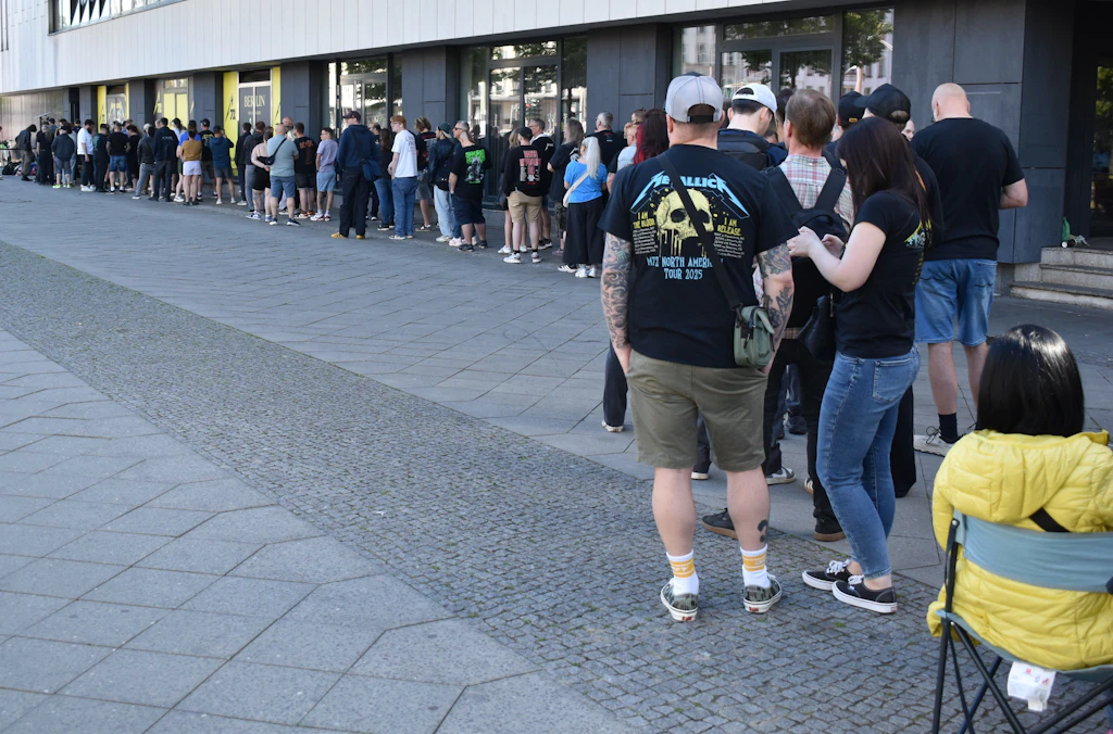 Metallica in Berlin: Hunderte Fans stehen für Pop-up-Store Schlange