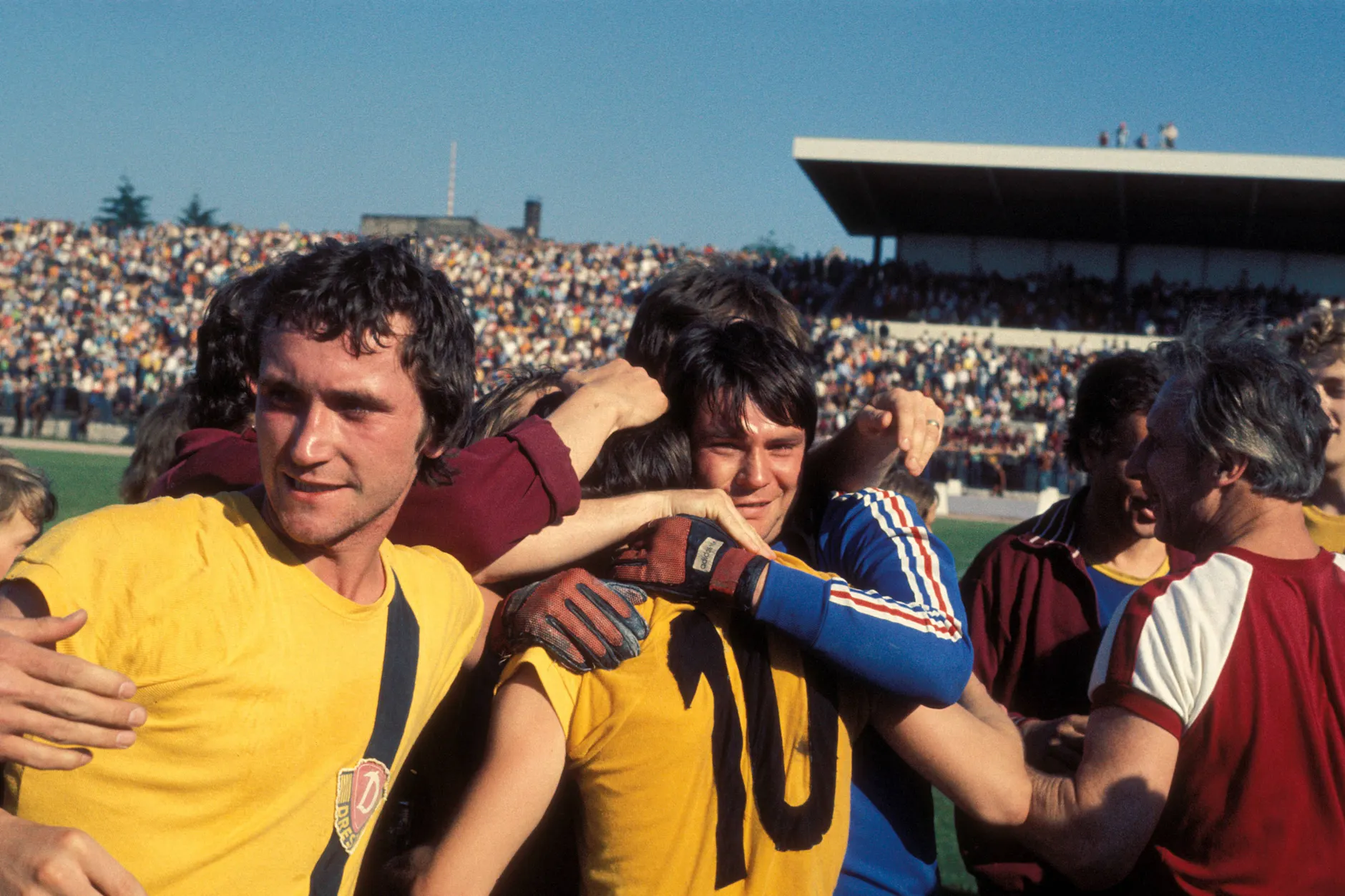 Gerd Weber (li.) und Torwart Claus Boden (2.v.re.) gewinntn 1977 mit Dynamo Dresden den FDGB-Pokal.