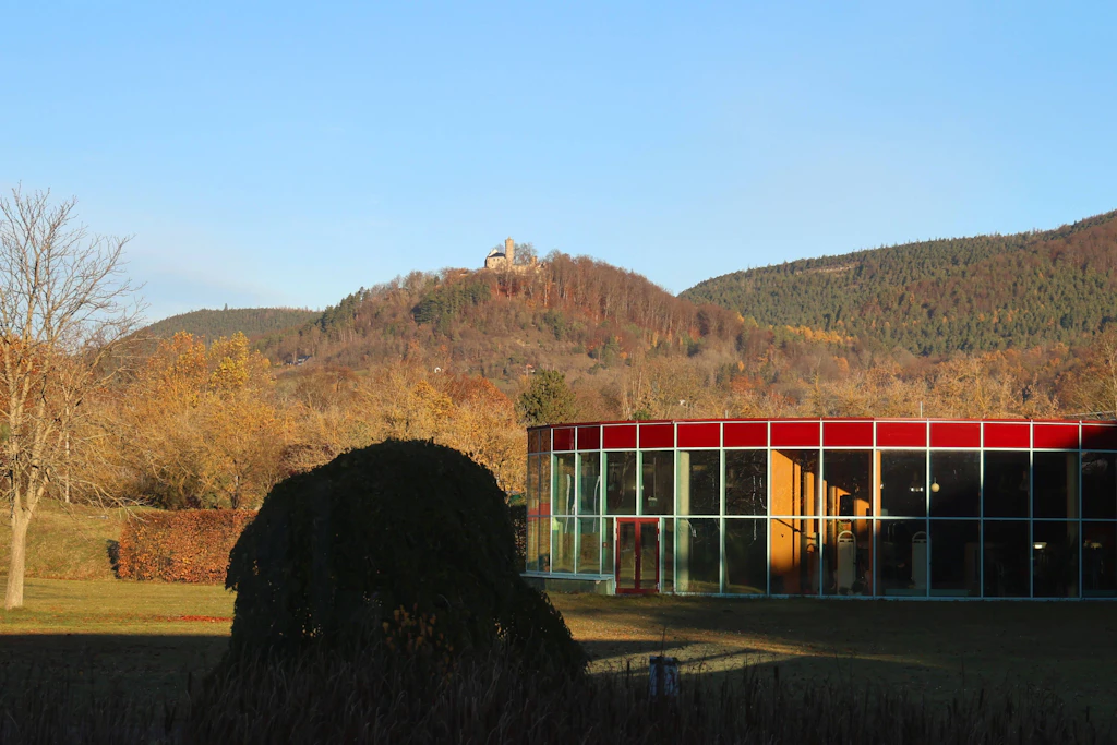 Bad Blankenburg, Blick von der Landessportschule auf Burg Greifenstein