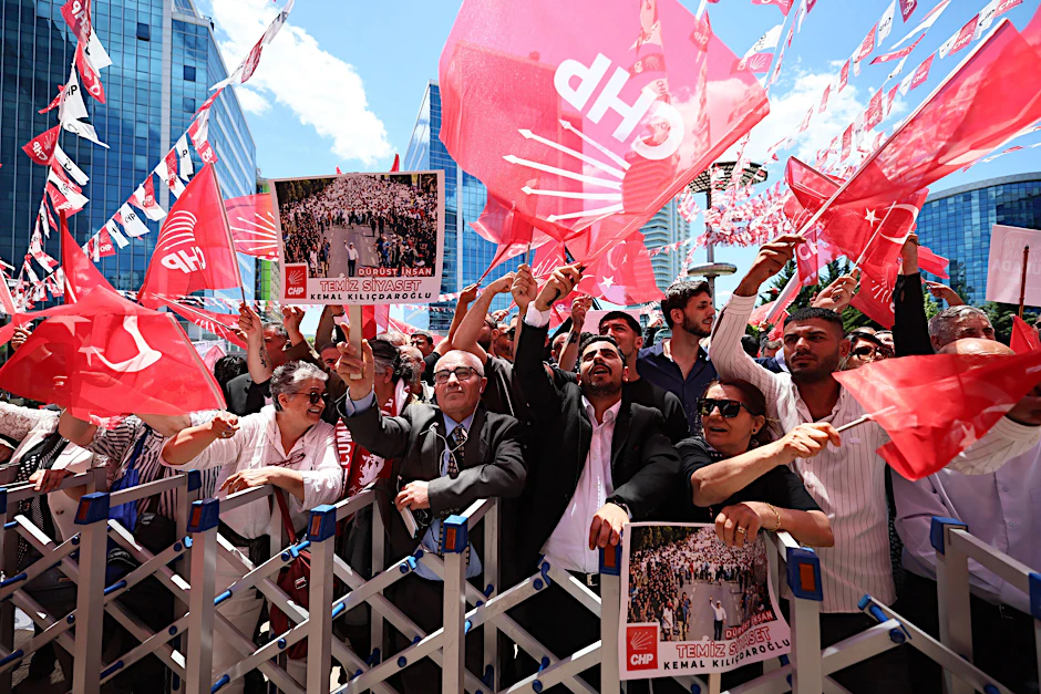 Anhänger des vom Gericht ernannten Parteivorsitzenden Kemal Kılıçdaroğlu versammelten sich vor der Parteizentrale der CHP.