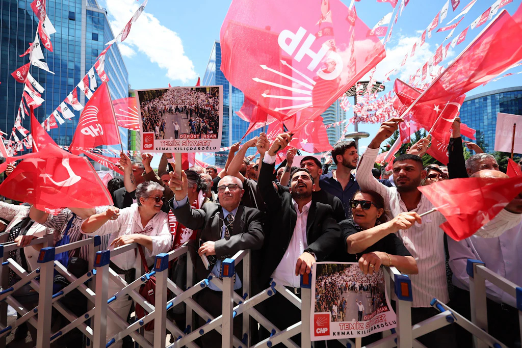 CHP-Machtkampf in der Türkei: Zehntausende demonstrieren in Ankara für abgesetzten Özel