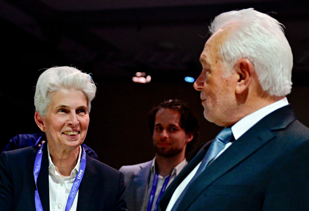 Marie-Agnes Strack-Zimmermann gratuliert Wolfgang Kubicki zur Wahl zum FDP-Vorsitzenden.